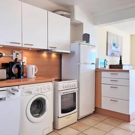 2 Pièces Climatisé Avec Parking Proche - Fr-1-251-463 * Le Lavandou