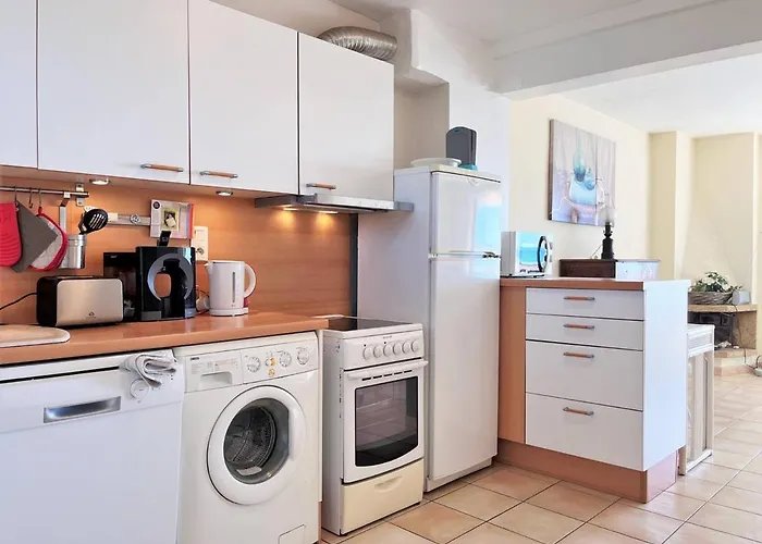 2 Pieces Climatise Avec Parking Proche - Fr-1-251-463 * Le Lavandou